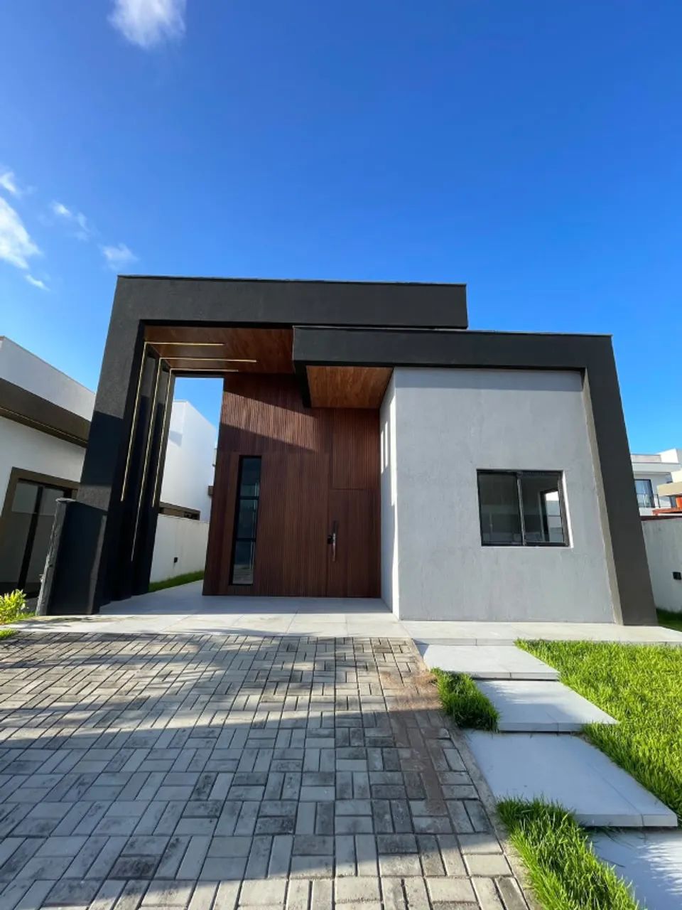 Casa com 03 quartos e piscina no Sunville