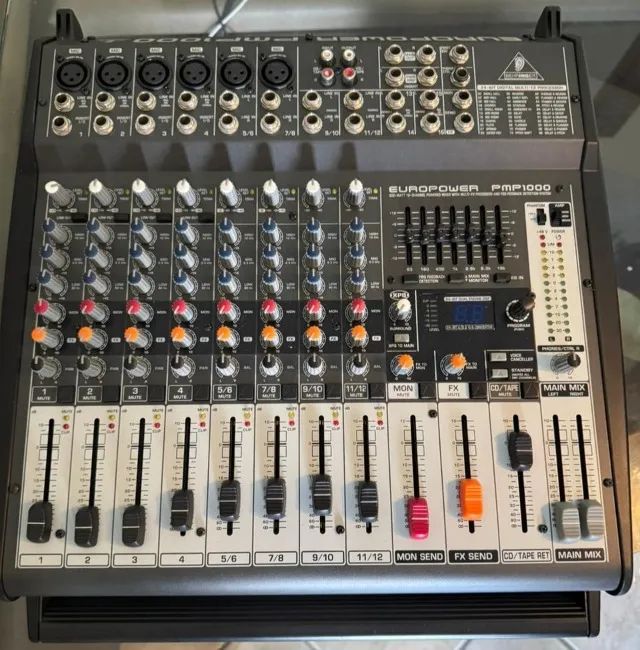 Mesa de Som Amplificada Behringer Europower PMP1000 500W