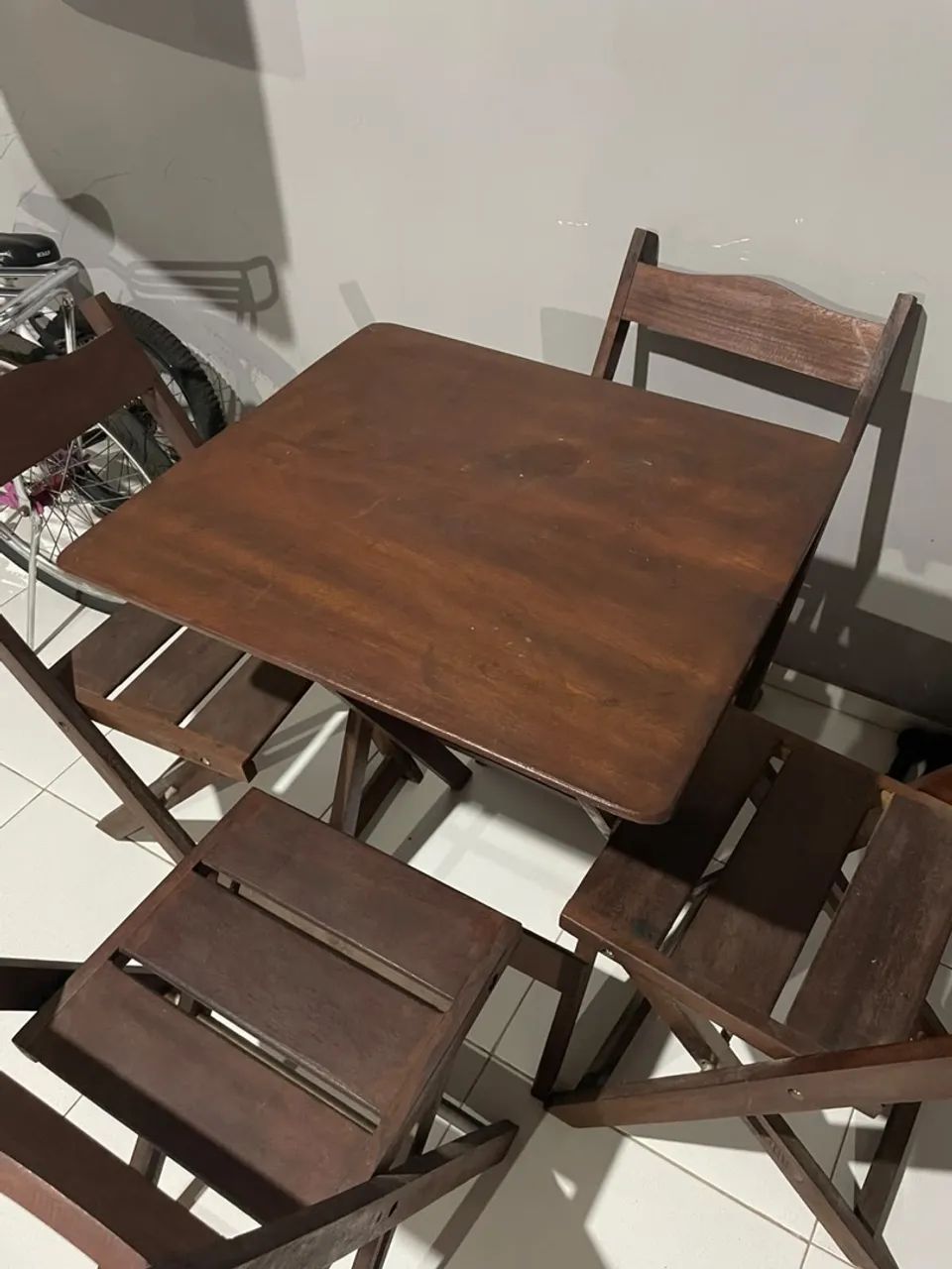 Mesa de madeira com 4 cadeiras