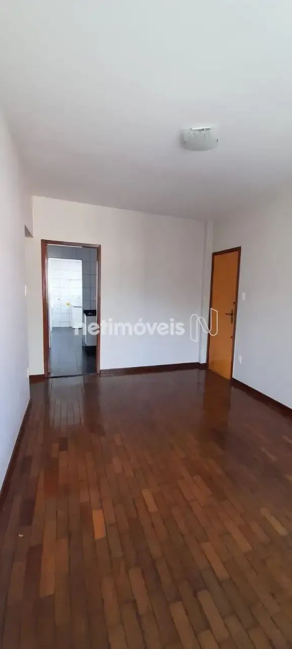 Apartamento reformado com 2 quartos e vaga