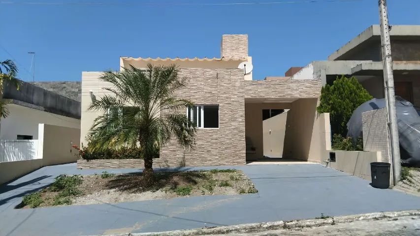 Casa com 03 quartos e piscina no Geisel Privê