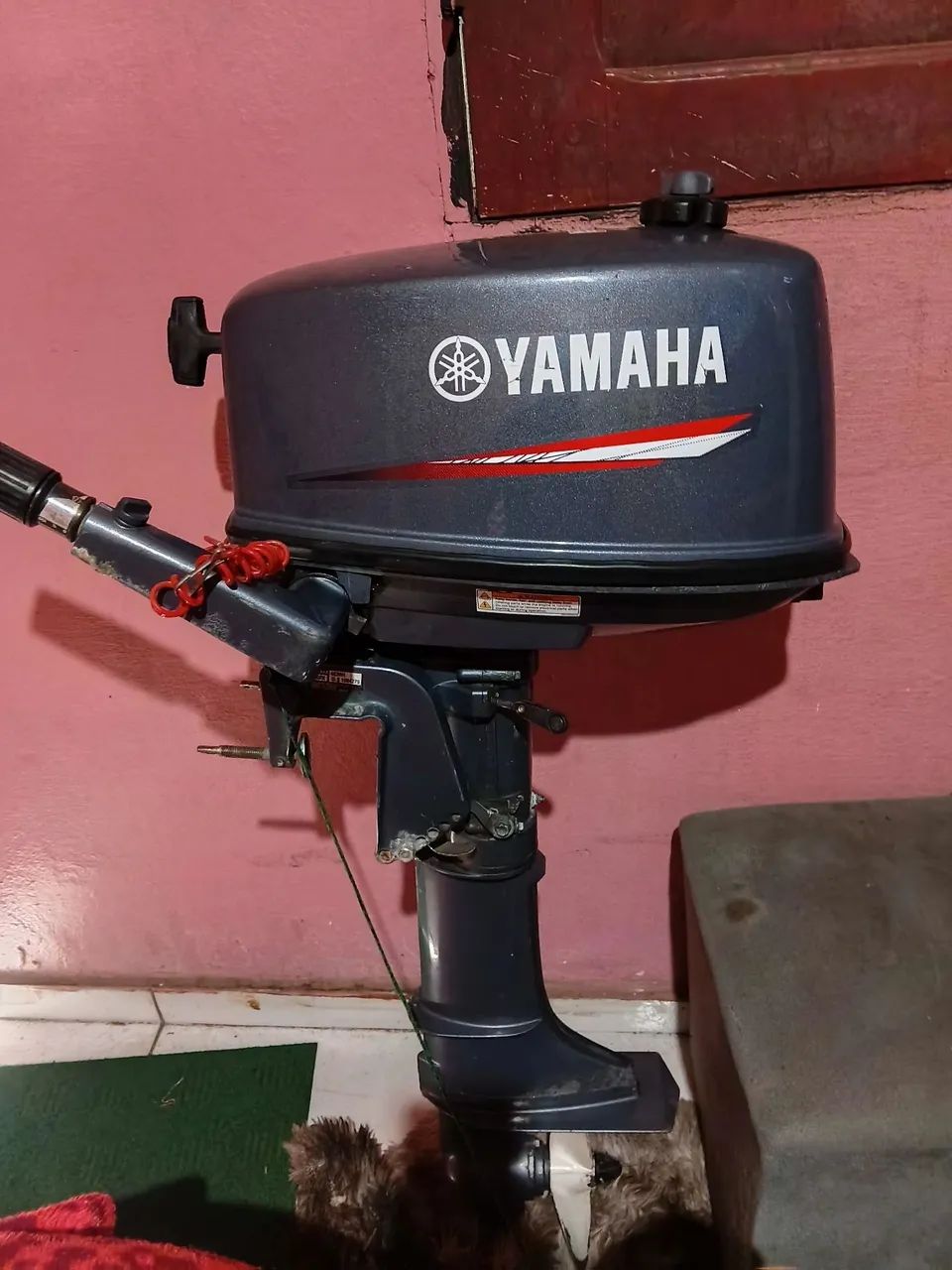 Motor de popa yamaha 4hp 2 tempos seminovo funcionando normalmente sem nada pra fazer  - Foto 4