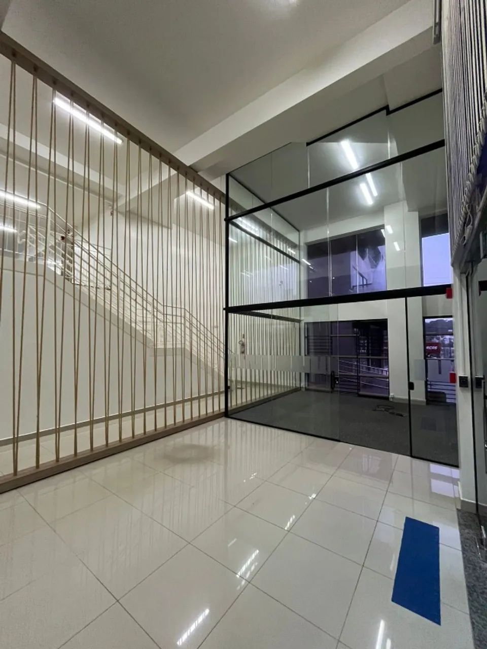 SALA COMERCIAL NO CENTRO DE CHAPECÓ, 360m2 com mezanino, 4 banheiros. - Foto 2