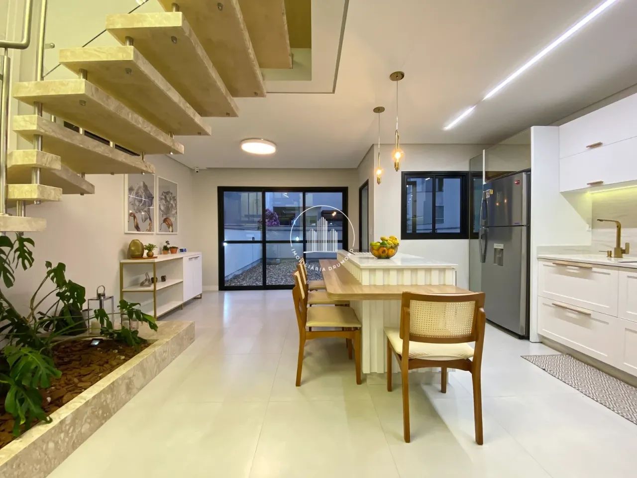 Casa Alto Padrão Mobiliada em Condomínio Fechado