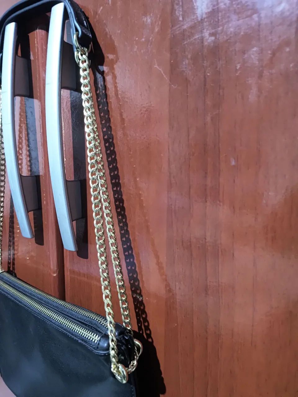 Bolsa Forever 21 Preta com Corrente Dourada - Excelente Estado - Foto 3