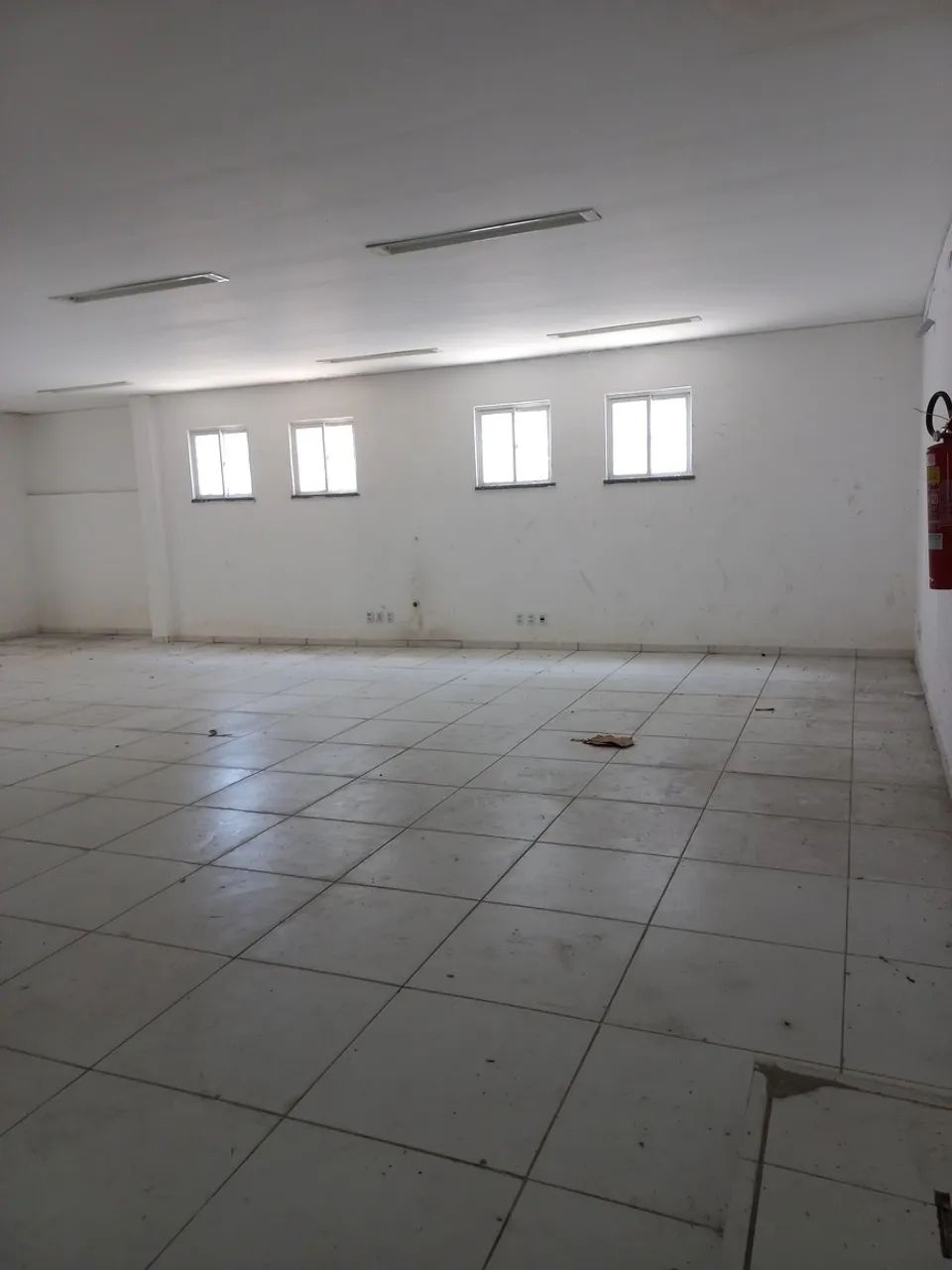 Excelente espaço comercial para o seu negócio! O imóvel conta com garagem lateral para car - Foto 4