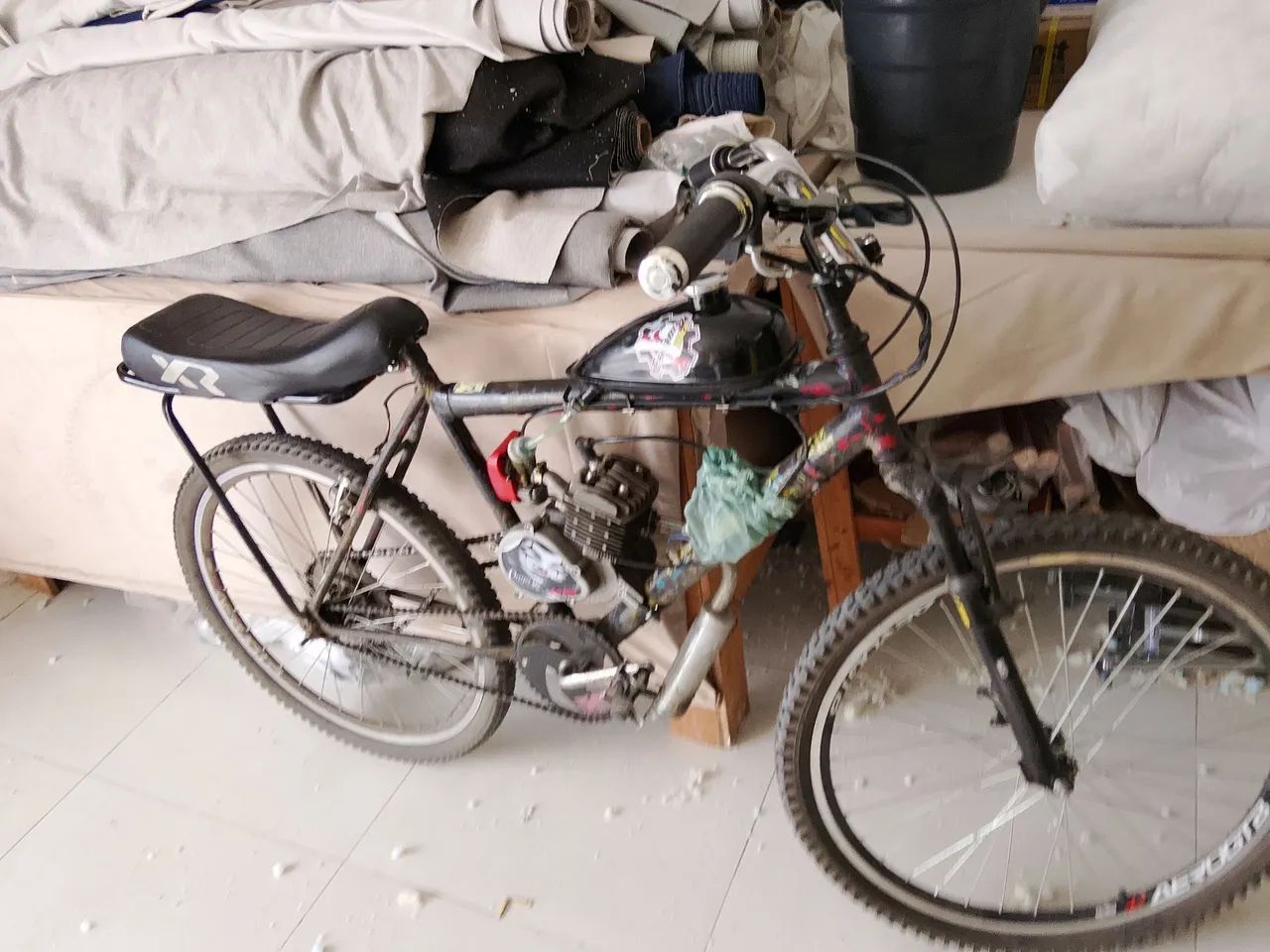Bicicleta de motor vende-se documento do motor