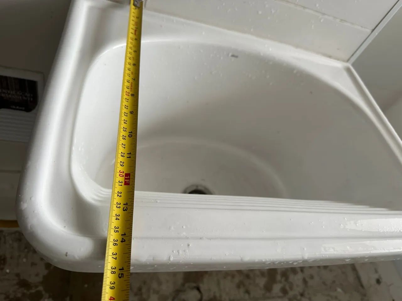 Pia de tanque branca com torneira porcelanato - Foto 2