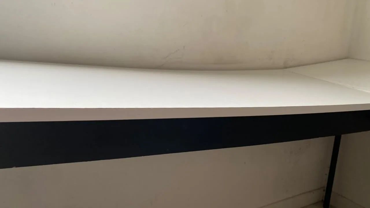 VENDO MESA DE ESCRITÓRIO EM L DE FERRO COM MADEIRA<br> - Foto 4
