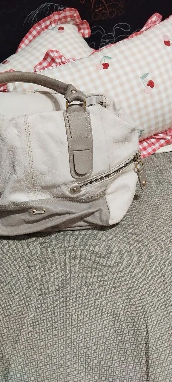 Bolsa de mão, em couro cinza e areia - Foto 2