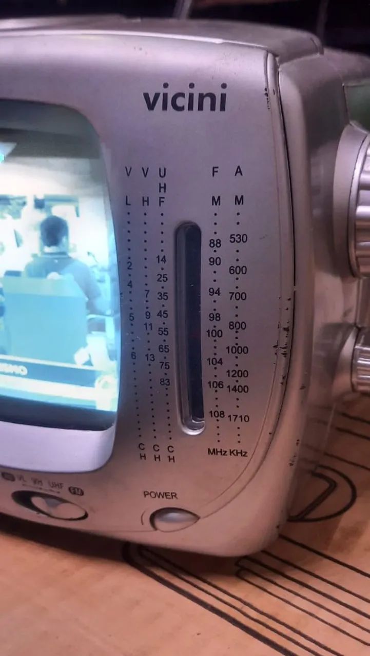 vendo tv e radio de 5 polegadas funcionando com converso valor 300 - Foto 2