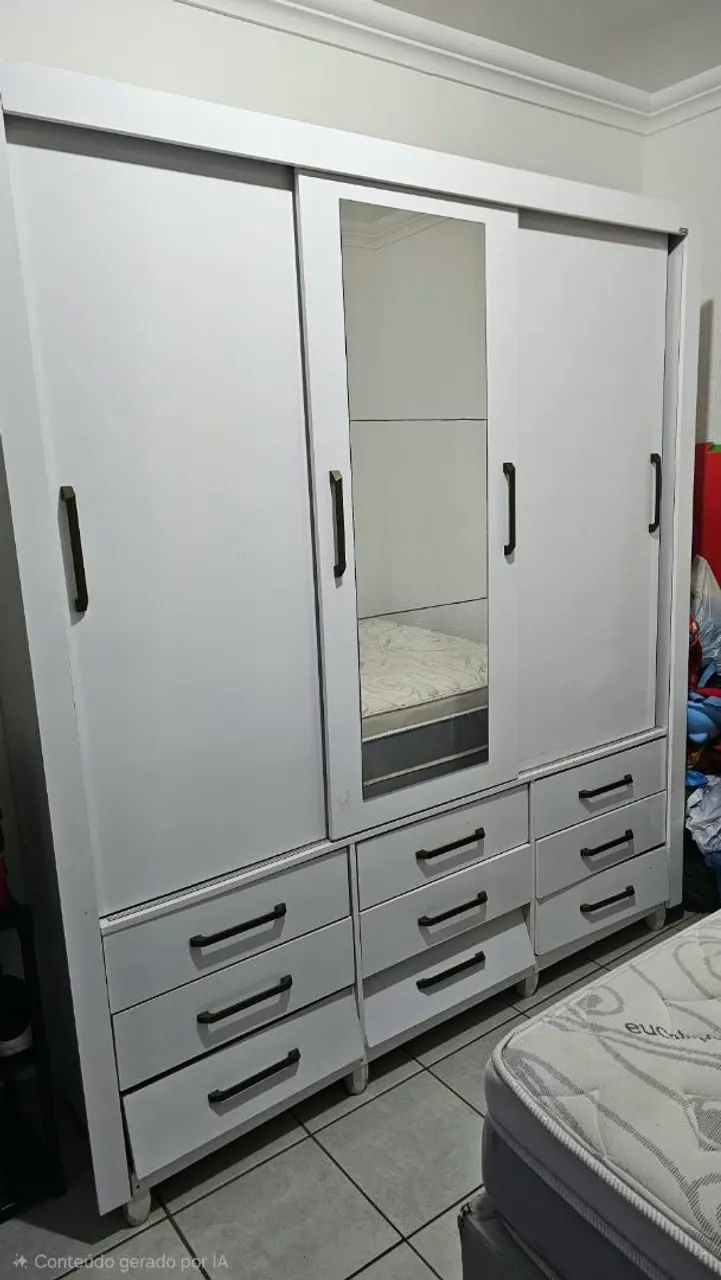 Guarda roupa com espelho