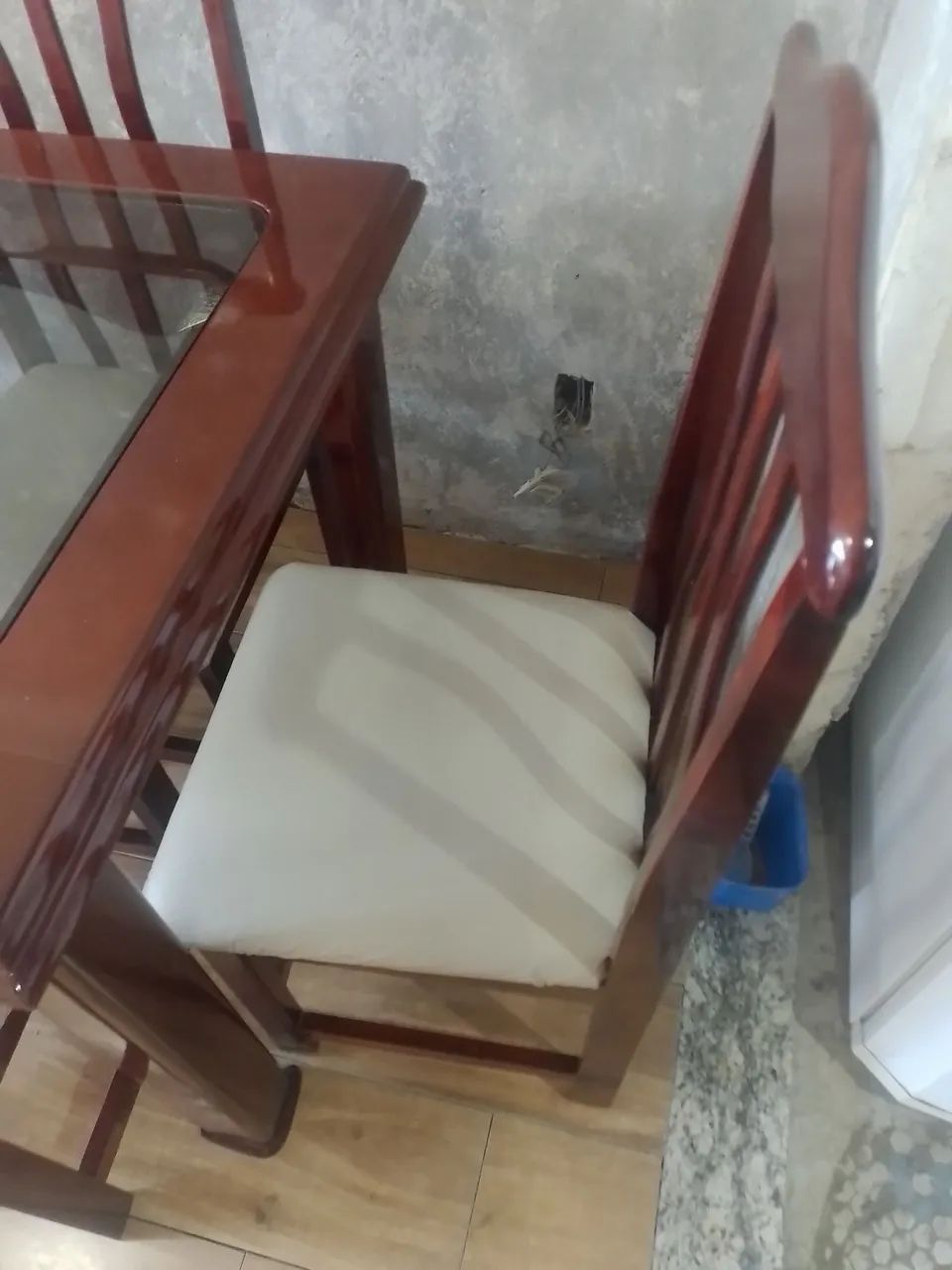 Mesa de Madeira com 6 cadeiras + Mesinha de centro - Foto 4