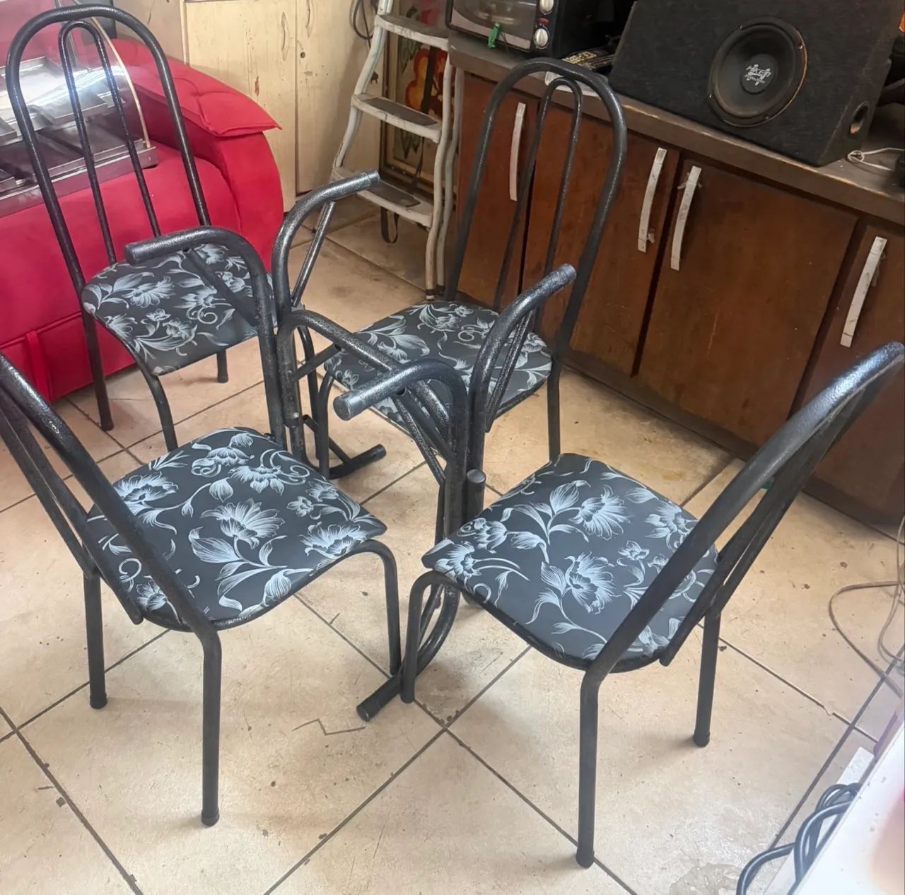 Jogo de mesa com 4 cadeiras tampo de pedra usada barata  - Foto 3