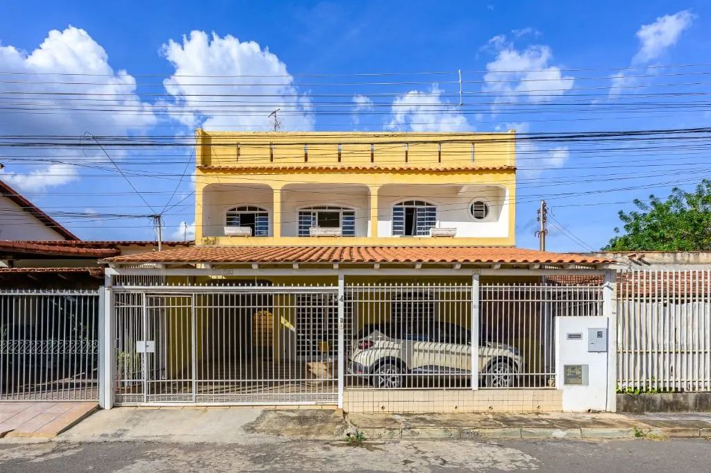 QE 28 Guará II - Sobrado c/ terraço e 5 suítes