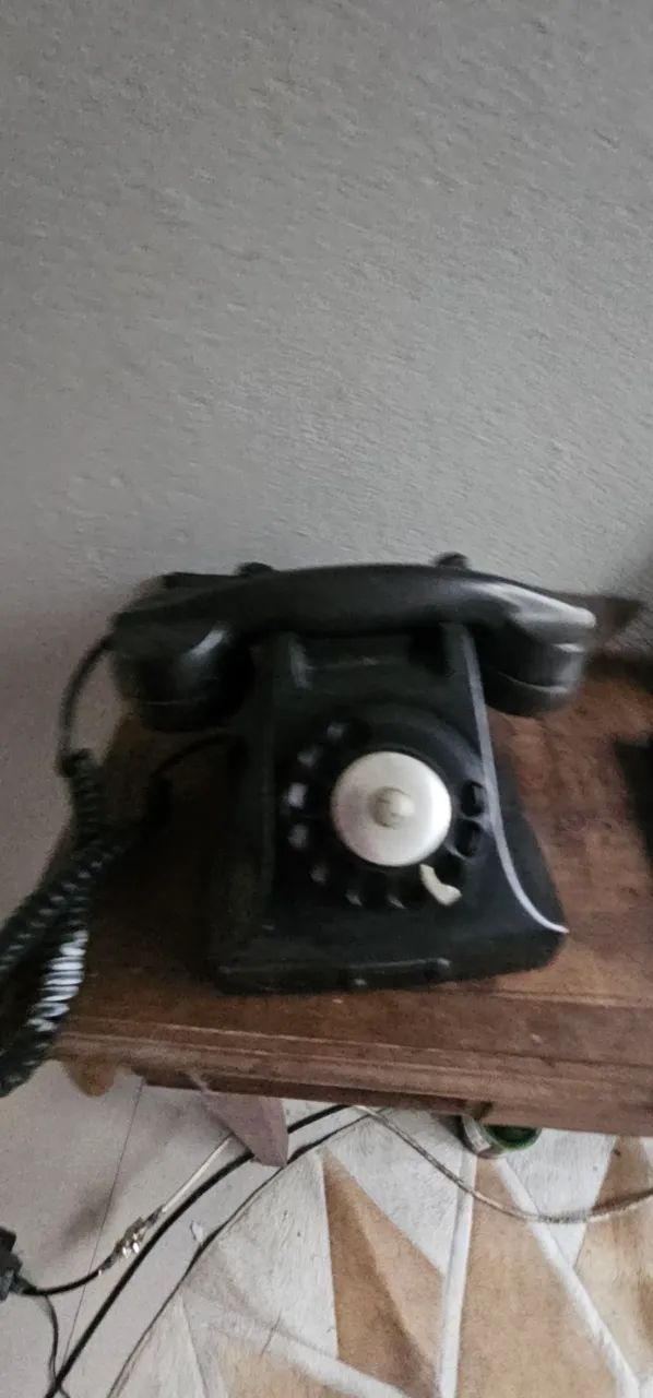 Telefone preto antigo