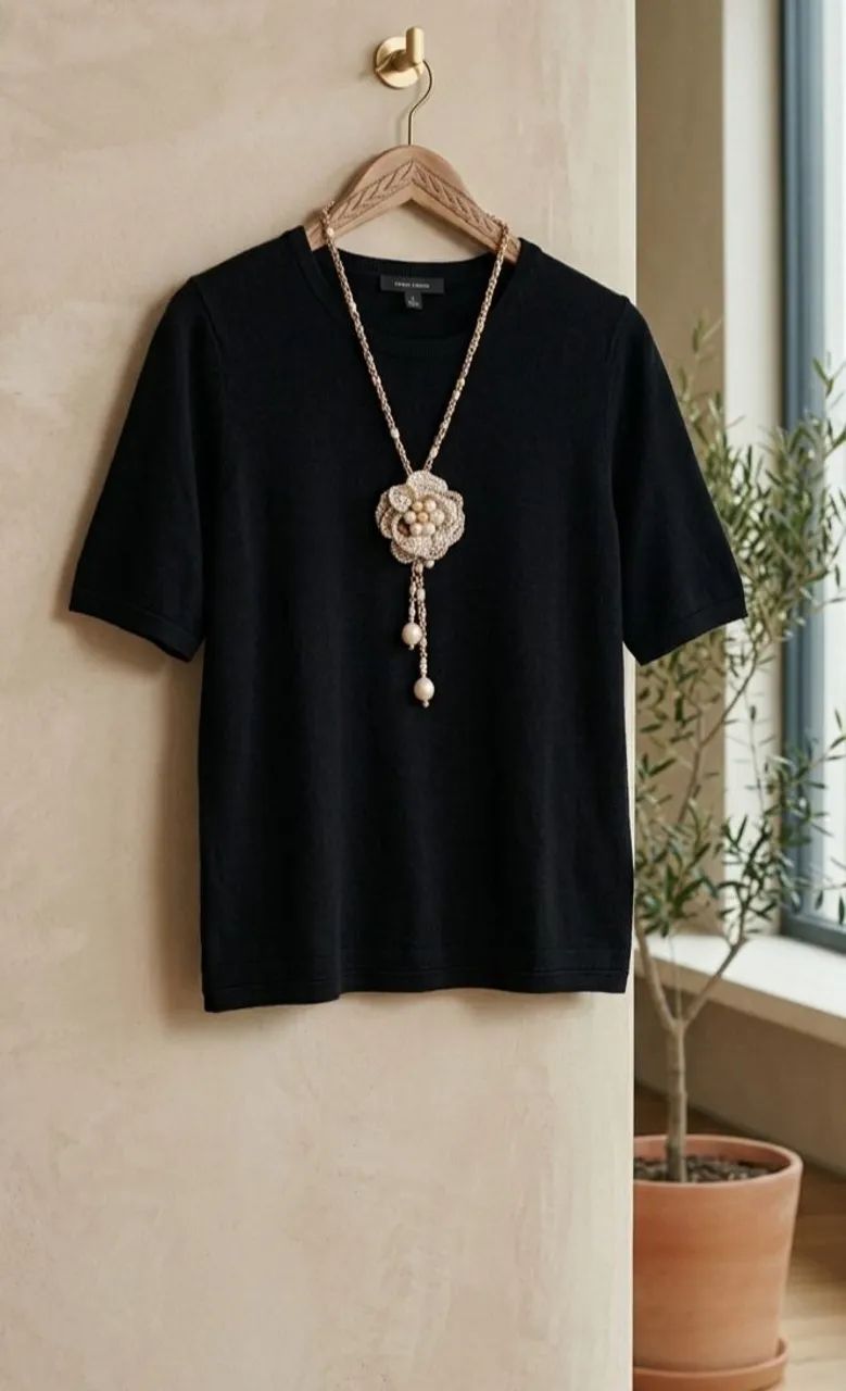 Blusa tricô com colar missangas