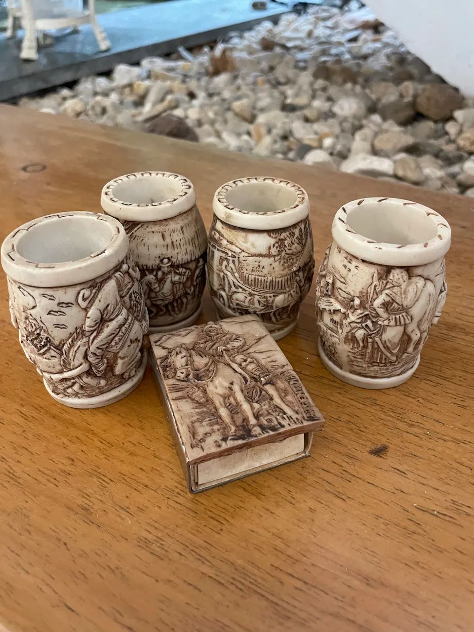 Kit decorativo vintage argentino com 4 mini copos e caixa de fósforos