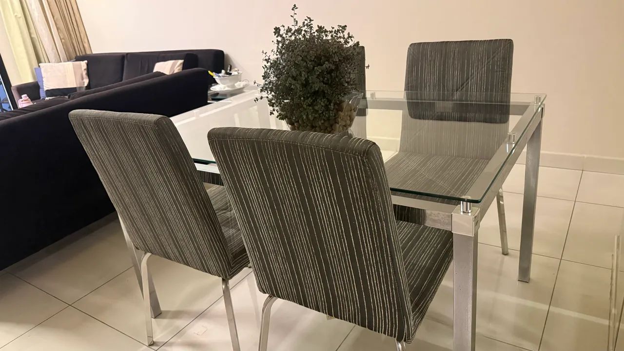 Mesa de jantar com 4 cadeiras e uma mesinha de apoio - Foto 4