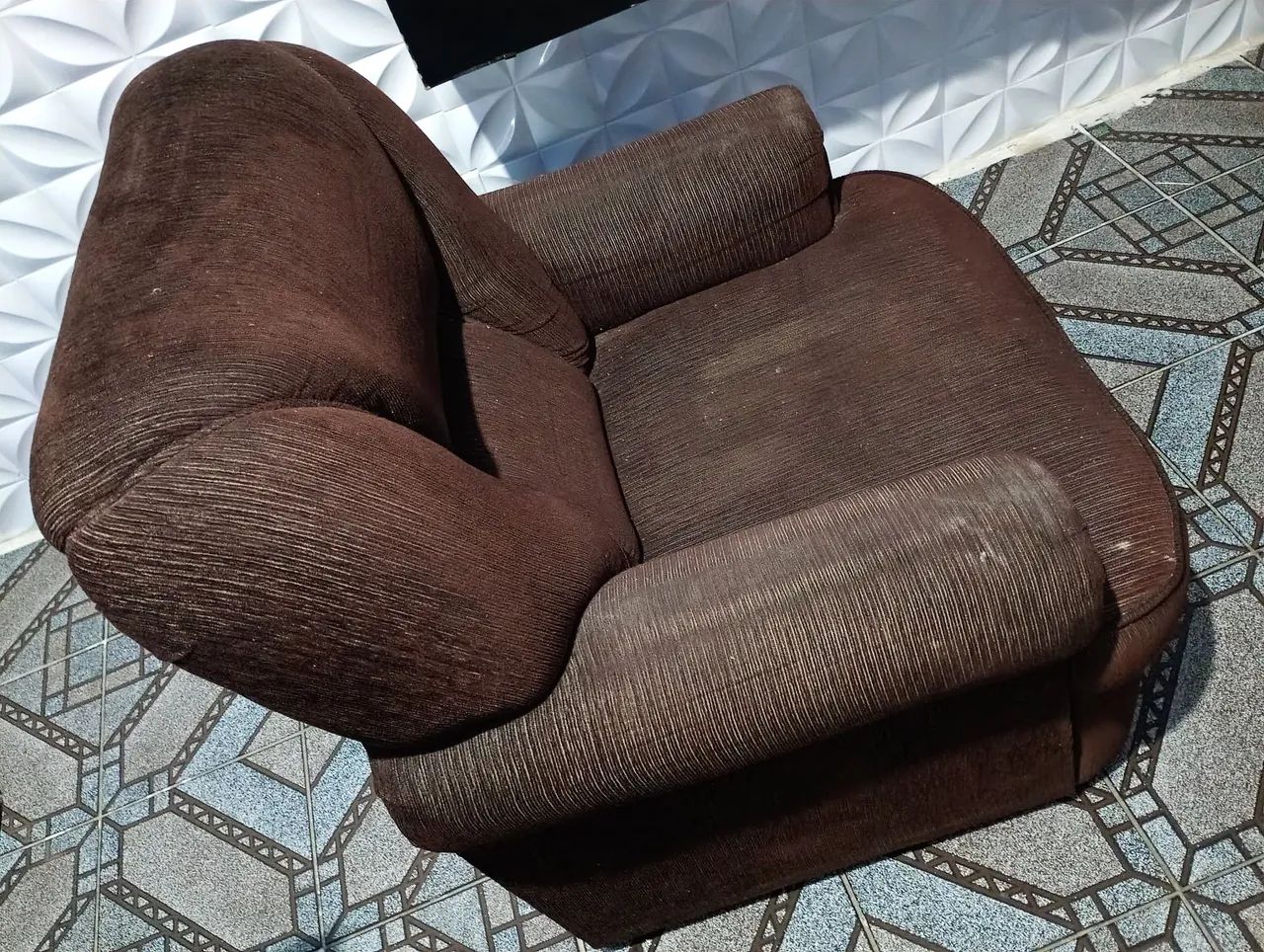 Vendo uma poltrona marrom muito confortável - Foto 3