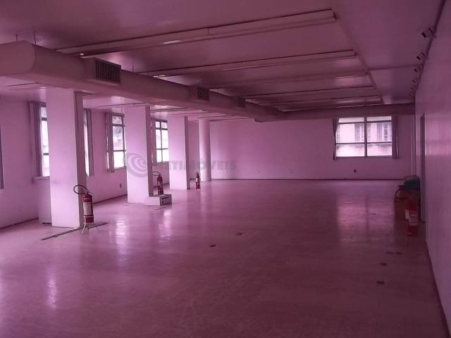 Salão com Área Total de 261 m² para Aluguel no Comércio ( 688043 )
