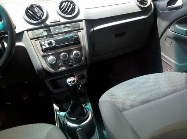 Troco voyage em carro financiado mais novo - Foto 3