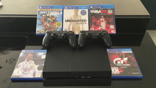 Playstation 4 + 2 CONTROLES + 7 JOGOS