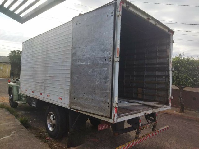 FORD F11000 BAÚ ACEITO TROCA TAMBÉM