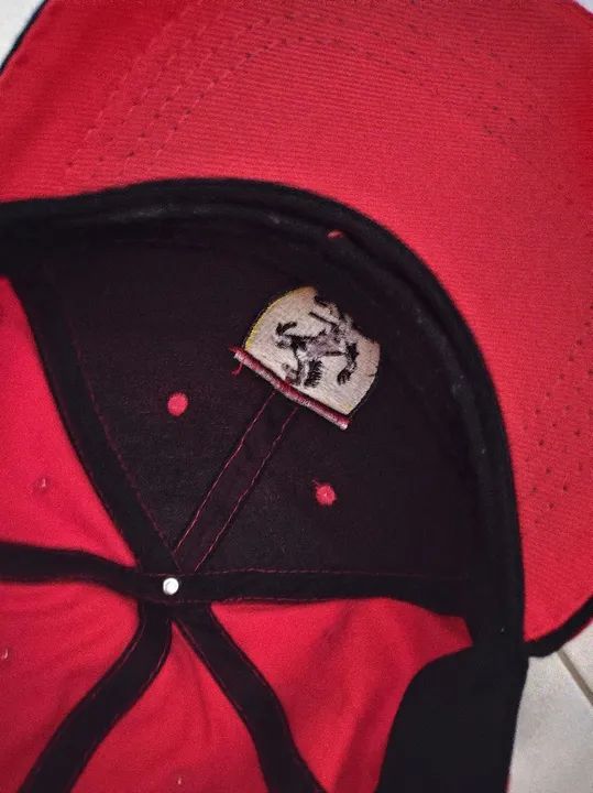 Boné Ferrari em ótimo estado - Foto 3
