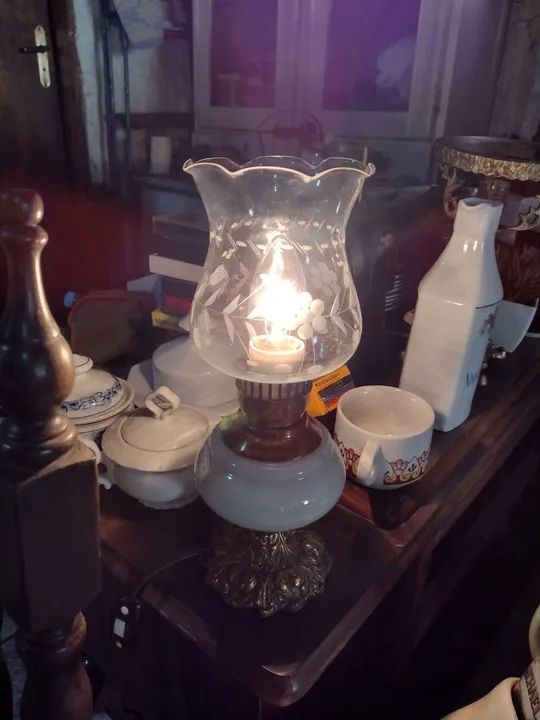 Abajur antigo de mesa. 