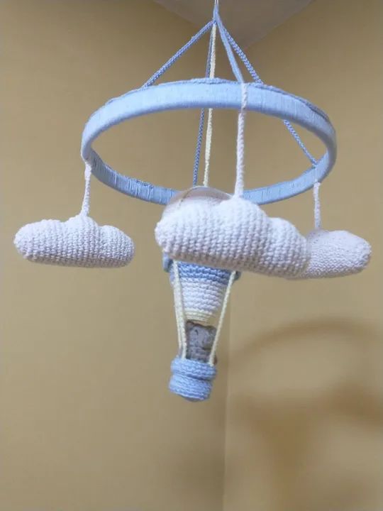 Móbile de balão em amigurumi 