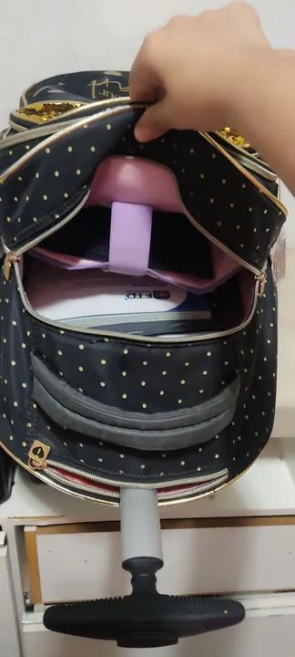 Mochila escolar grande da marca kuka.  - Foto 6
