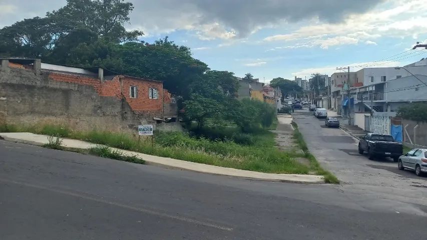 Terreno de esquina, documentado, no jardim Brasilândia. Ótimo local. Aceita veículo.