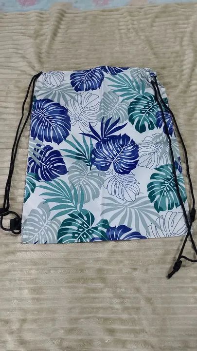 Bolsa saco sintético com estampa floral