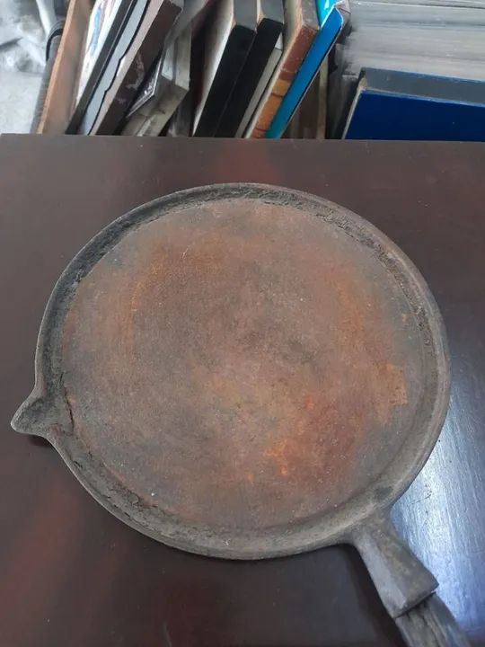 Frigideira antiga de ferro fundido  - Foto 2