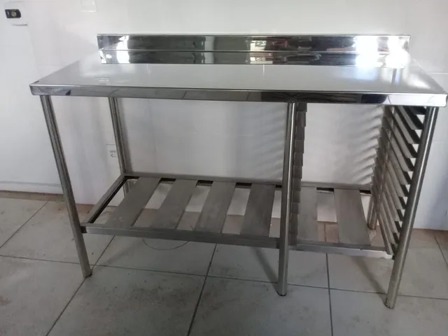Mesa inox para pizzaria com suporte para bandejas