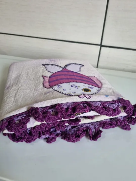 caminho de mesa bordado e pintado a mão com bico de crochê