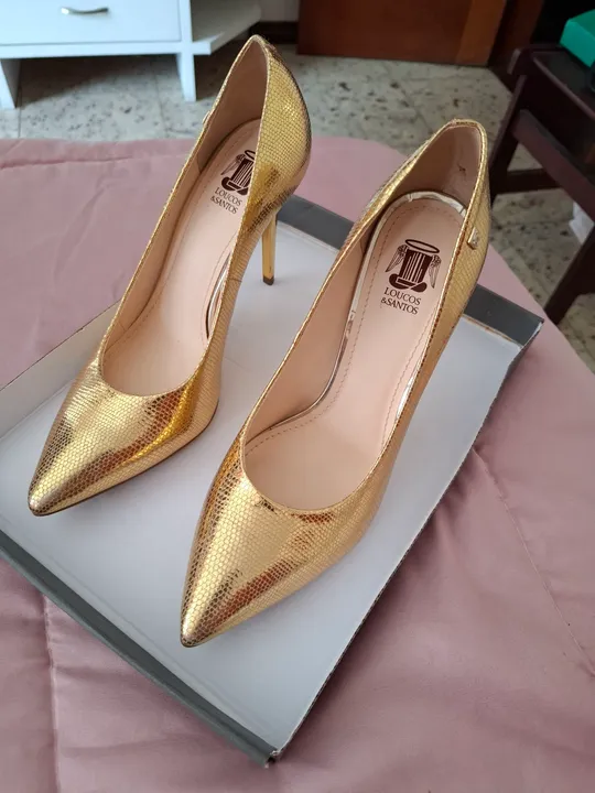 Salto Alto Dourado Loucos & Santos