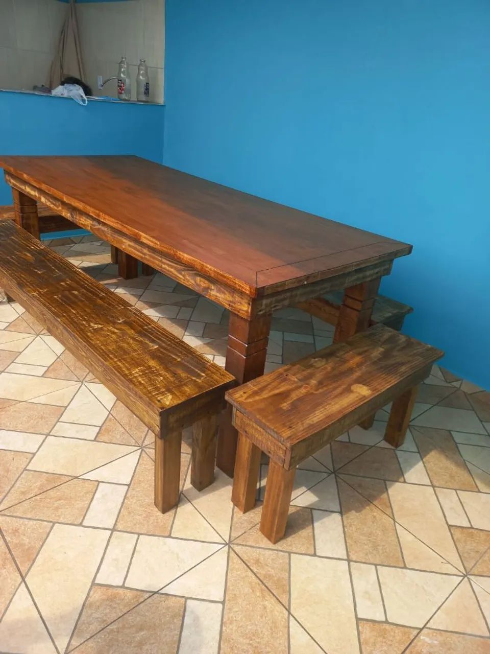 Conjunto de mesa de jantar rústica com bancos