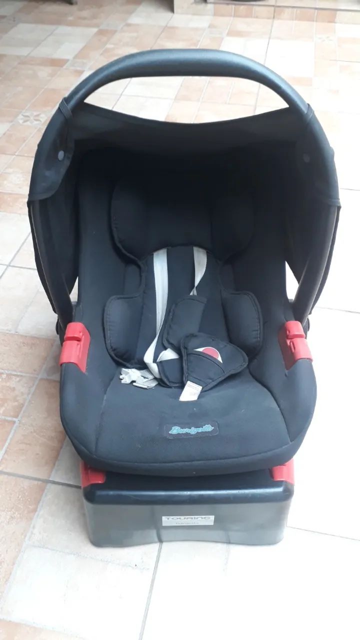 Carrinho de bebê com bebê conforto e base  - Foto 2