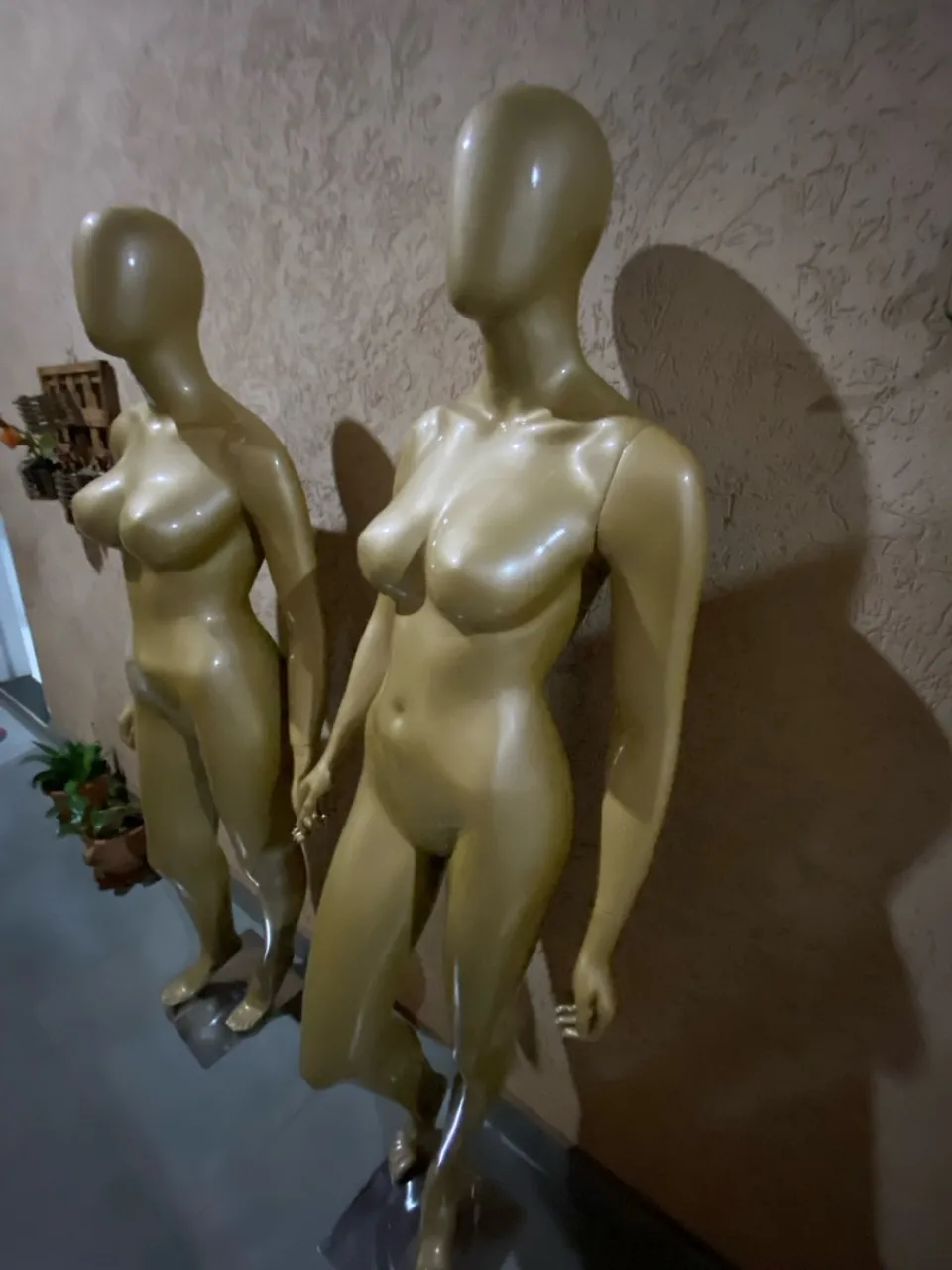 Manequins Femininos Dourados