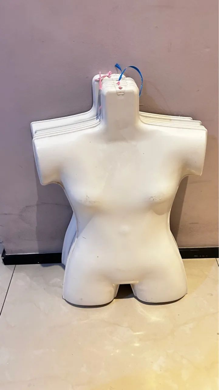 Vendo cabides manequim de plástico cabide infantil de dois 5 anos