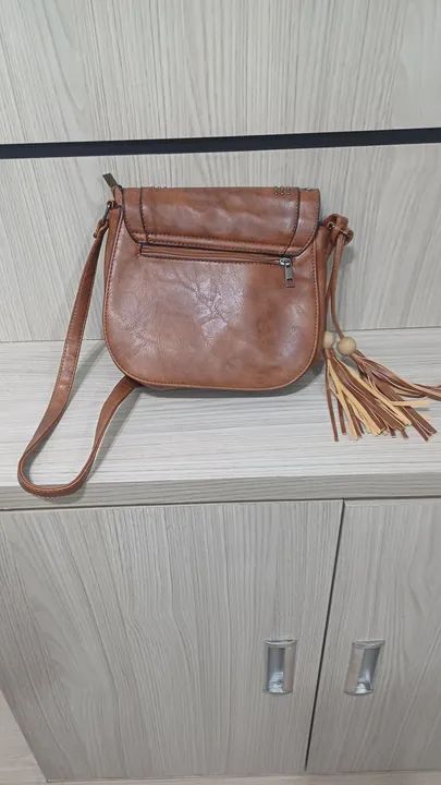 Bolsa de ombro marrom com detalhes em metal - Foto 2