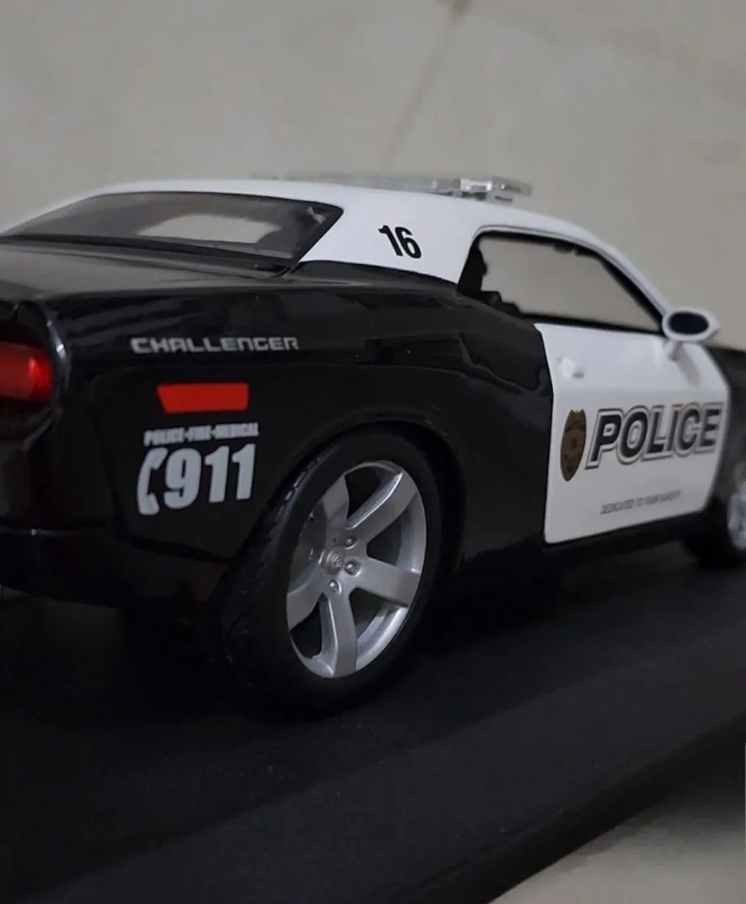 Dodge Challenger 1:18 - Foto 4