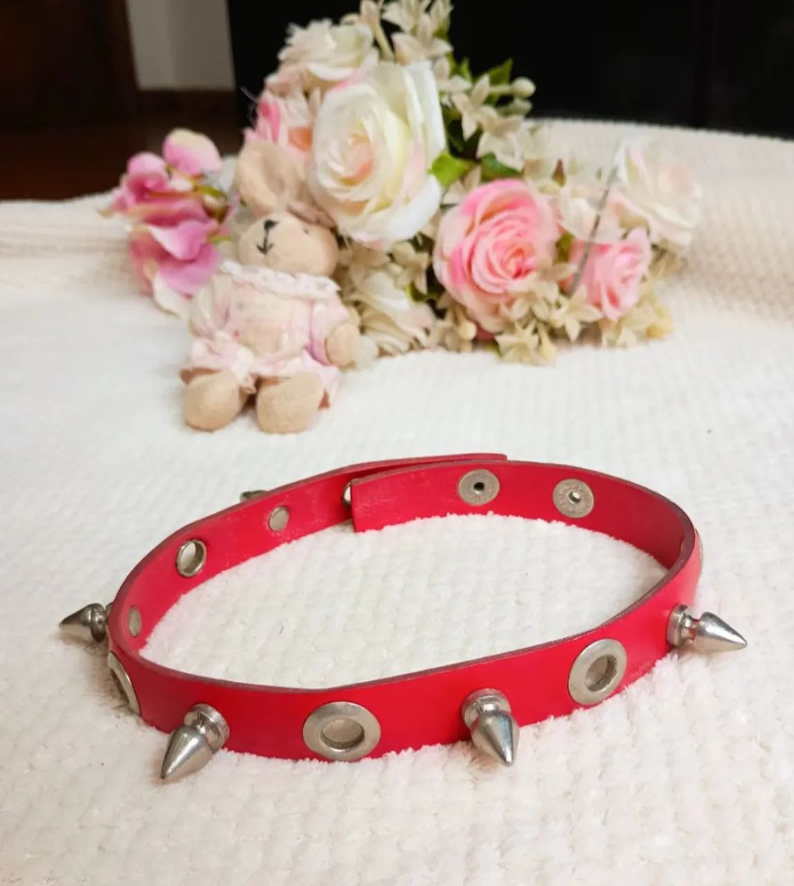 Gargantilha de Couro com Pinos vermelho , chocker pescoço gótico ,punk 