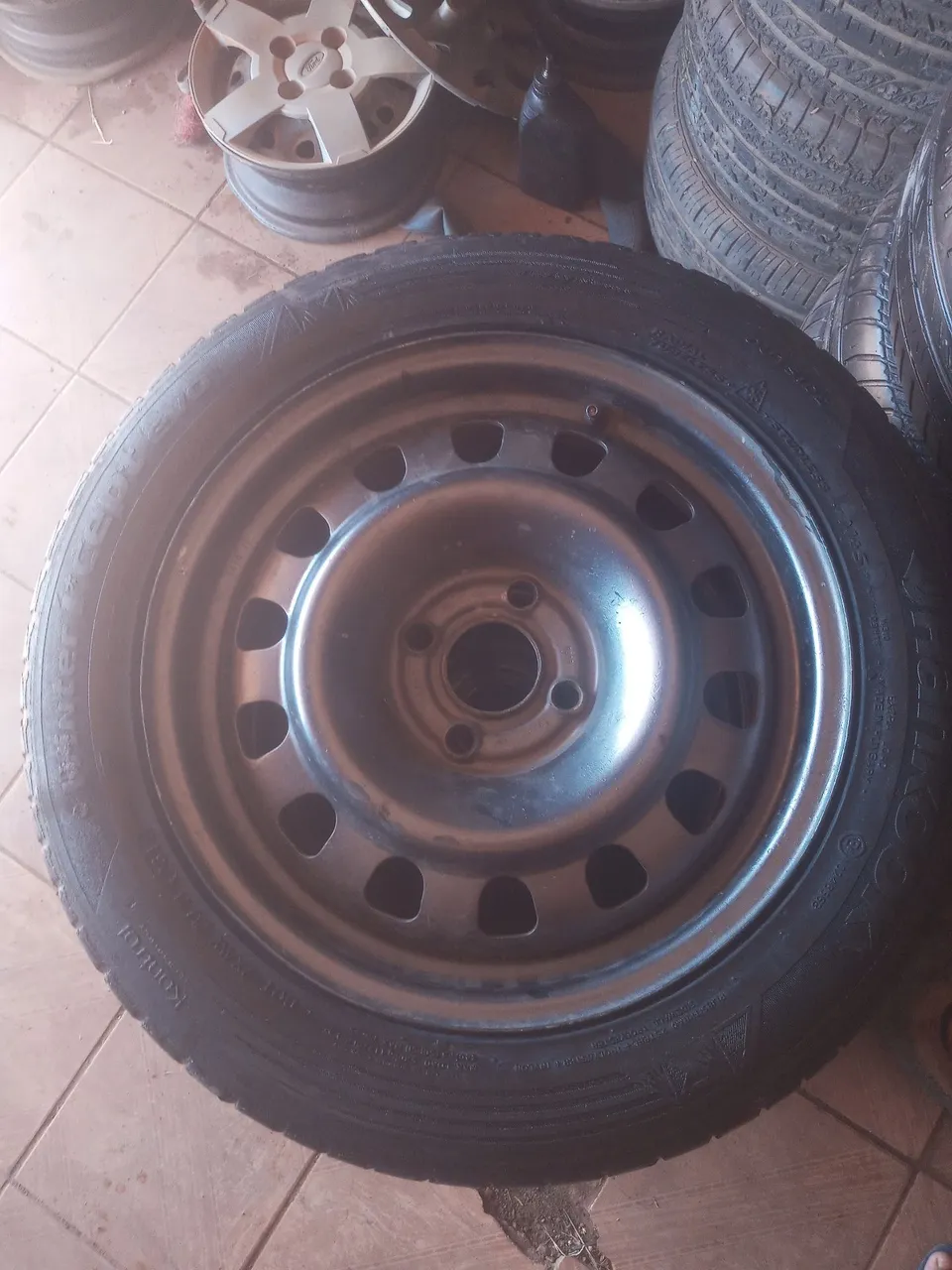 Roda de aço com pneu aro 15 furacão 4/100