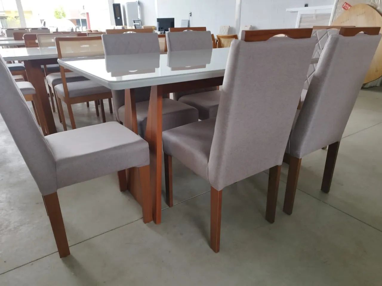 Mesa de Jantar em Madeira com Tampo de Vidro c/ 6 cadeiras  - Foto 5