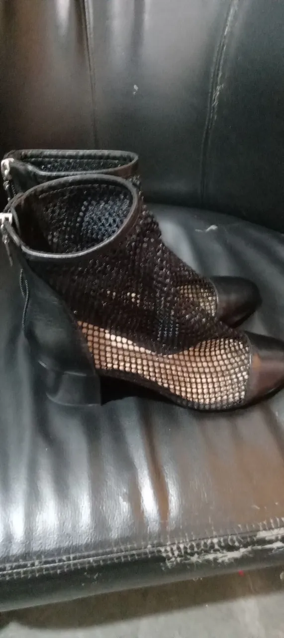 Botas Femininas Elegantes com Detalhe em Tela