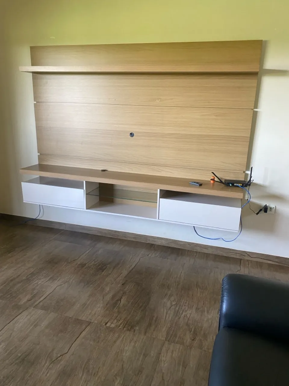 Painel para TV Amadeirado com Prateleiras e Gavetas