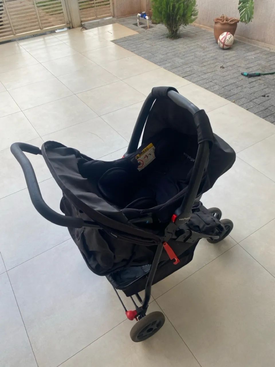 Carrinho de bebê dobrável + Bebê conforto 